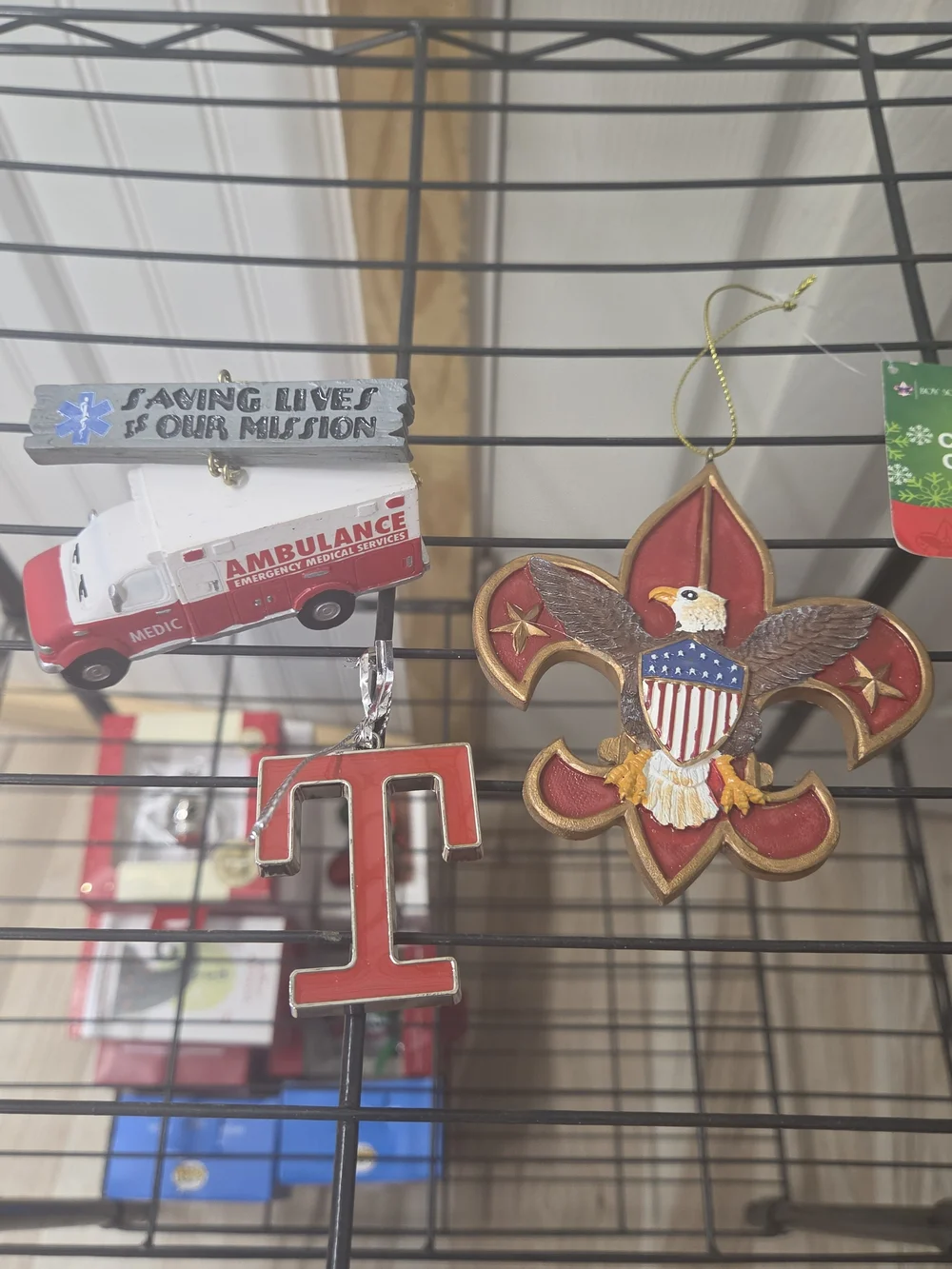 Kurt Adler Scouting America/Boy Scouts of America red fleur-de-lis and eagle